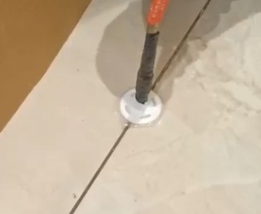 西城瓷砖空鼓维修公司专业解答瓷砖在铺贴过程中，如果没有涂抹均匀到位的粘结材料（如水泥砂浆或瓷砖胶），可能会导致以下问题