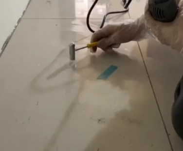 西城瓷砖开裂维修公司专业分享瓷砖在铺贴前如果没有沥干水分，将会导致以下问题