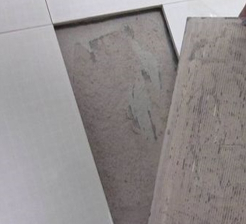 西城瓷砖空鼓维修公司分享瓷砖铺贴时如果打浆（即涂抹在瓷砖背面和基层上的砂浆或瓷砖胶）过少，会带来以下问题